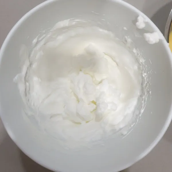 Kocok putih telur dan masukkan gula kastor secara bertahap sambil terus dimixer. Sampai tahap soft peak.