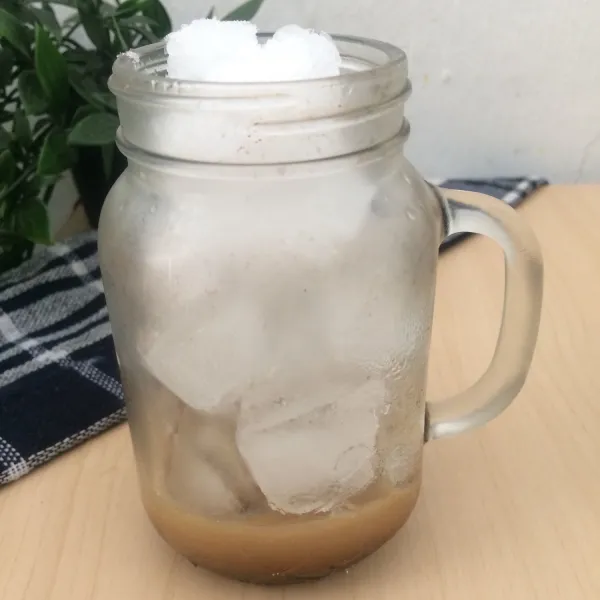 Tuang kopi tadi kedalam gelas saji, tambahkan es.