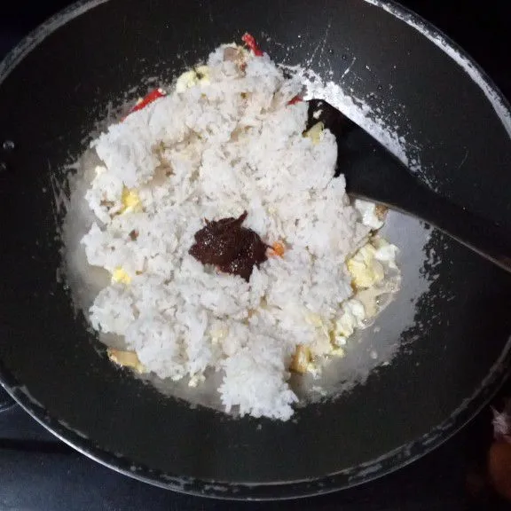 Masukkan nasi dan bumbu rendang instan, aduk sampai tercampur rata.