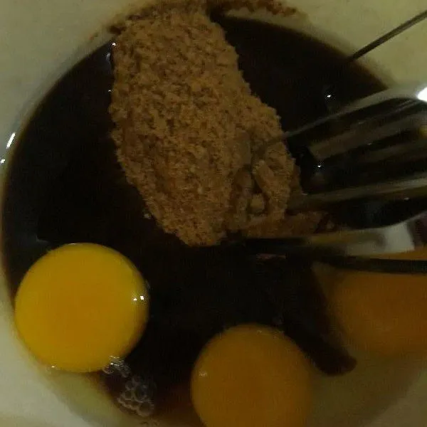 Mixer telur dan brown sugar.