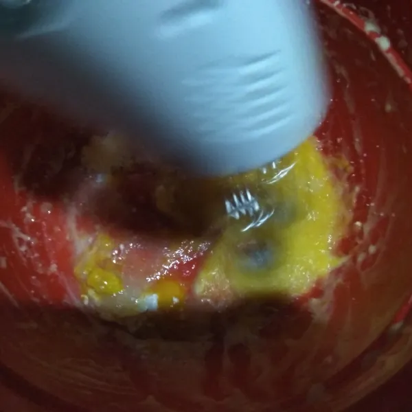 Mixer telur, gula pasir, emulsifer, baking powder dan vanili sampai mengembang.