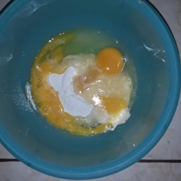 Masukan telur, gula pasir, SP dan tepung terigu.