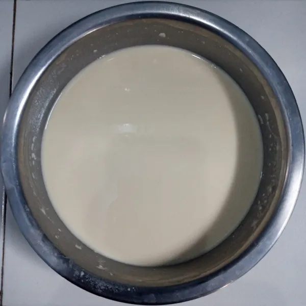 Campur semua bahan adonan kecuali coklat bubuk. Aduk rata menggunakan wisk.