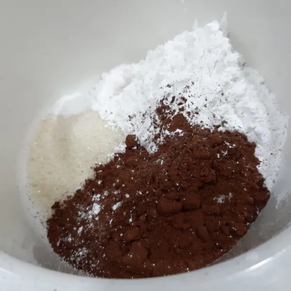 Campur gula, tepung beras, garam, baking powder dan cokelat bubuk. aduk rata.
