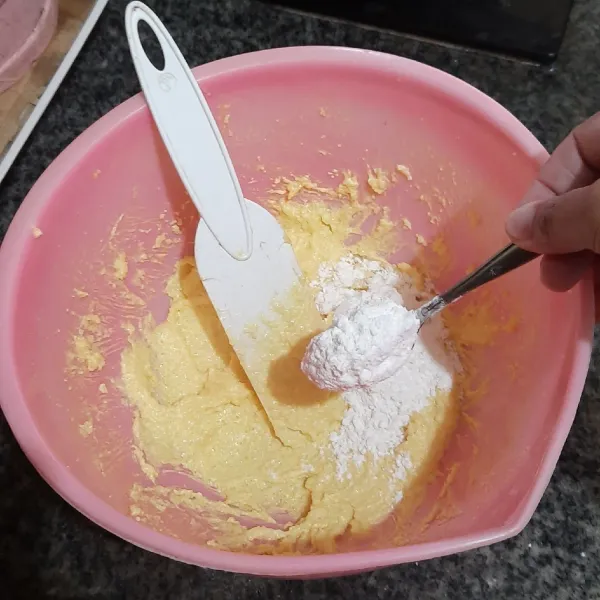 Tambahkan campuran tepung terigu, aduk hingga kalis.