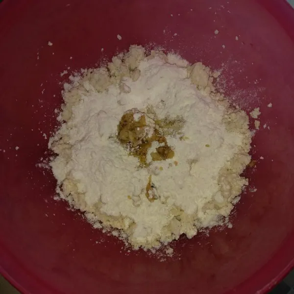 Haluskan tahu. Kemudian masukkan tepung terigu, lada bubuk, kaldu bubuk, bawang putih halus, dan garam. Aduk hingga rata.