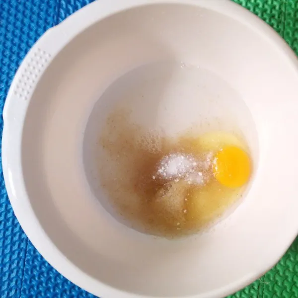 Mixer telur, gula dan vanili bubuk. Mixer hingga mengembang & putih kaku.