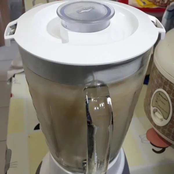 Masukkan kedelai dalam blender lalu tambahkan 750 ml air. Blender hingga halus.