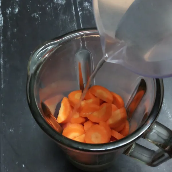 Blender wortel dan air es.