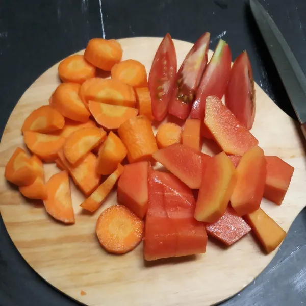 Potong-potong wortel, pepaya dan tomat.