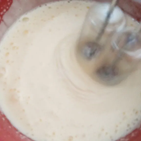 Mixer telur dan gula pasir dengan kecepatan tinggi sampai mengembang, kemudian matikan mixer.