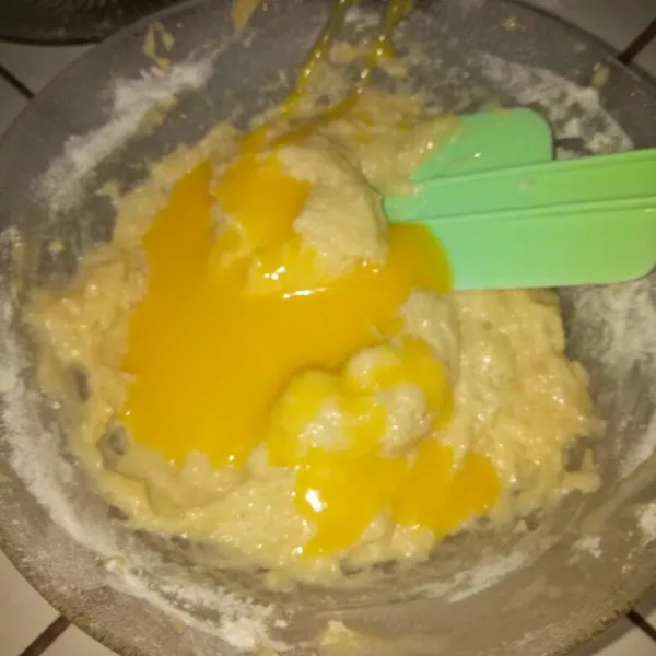 Tambahkan margarin cair, aduk rata. Pastikan tidak ada margarin yang mengendap di bawah adonan.