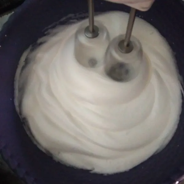 Mixer putih telur hingga mengembang sambil tambahkan gula pasir sedikit sedikit hinga mengembang.