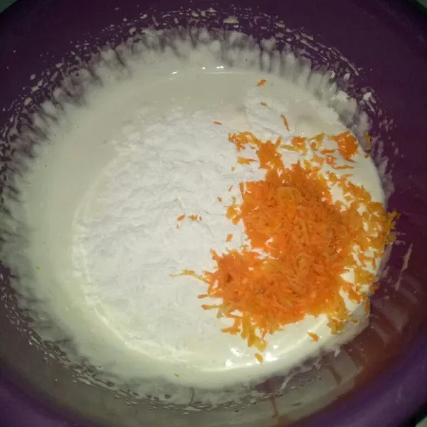 Ayak tepung terigu, masukkan tepung dan wortel ke wadah adonan. Aduk rata pakai speed rendah.