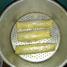 Kukus egg roll selama 15-20 menit.