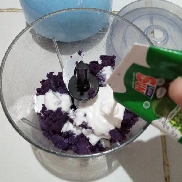 blender ubi ungu dengan santan hingga menjadi pasta ,sisihkan
