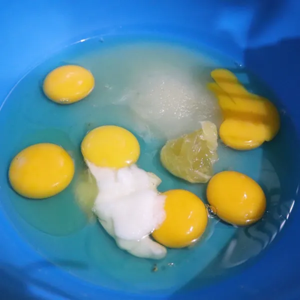 Masukan telur, gula pasir, SP atau TBM dalam satu wadah besar.