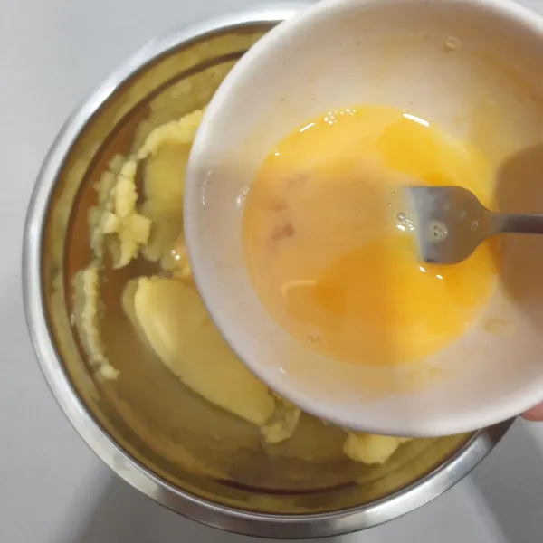 Masukan telur kocok kedalam adonan.