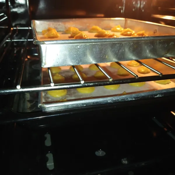 Masukkan oven. Oven hingga kecoklatan. Atau bila tidak ada buih di kulit choux pastry.