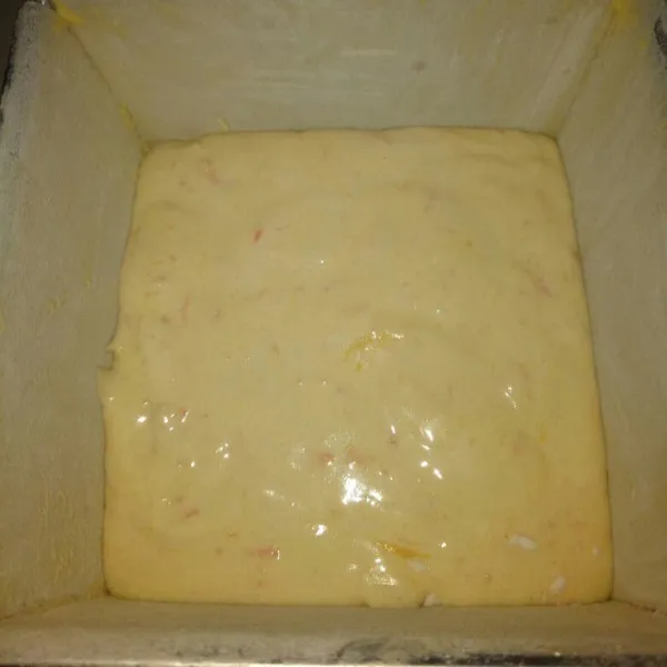 Siapkan loyang, olesi dengan margarin dan taburi tepung tipis-tipis. Tuang adonan cake ke dalam loyang, oven sekitar 30 menit. Tergantung oven masing-masing, Angkat dan sajikan.