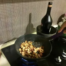 Setelah mengental, masukkan roti.