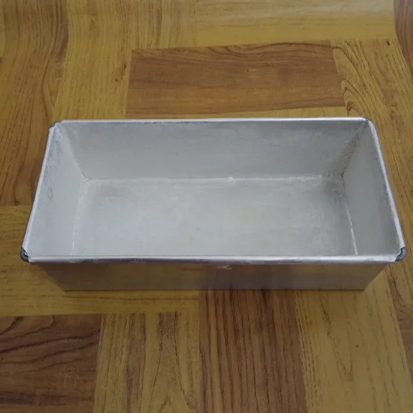 Siapkan loyang 10 x 20 cm. Olesi margarin, lalu ditaburi tepung terigu tipis-tipis.