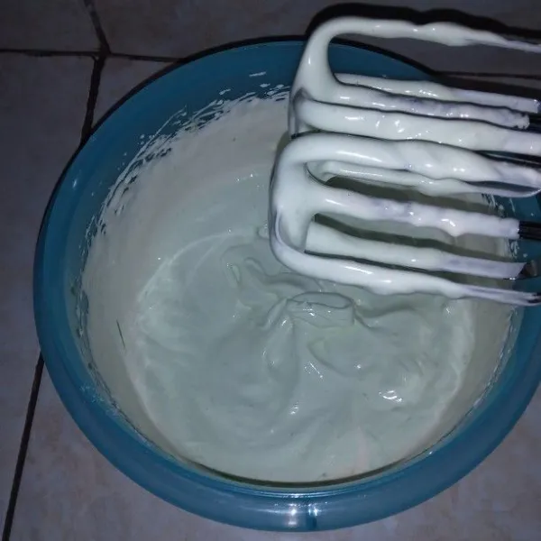 Tuang pasta pandan secukupnya. Mixer sebentar hingga tercampur rata. Tuang minyak goreng, aduk dengan spatula hingga tercampur rata.