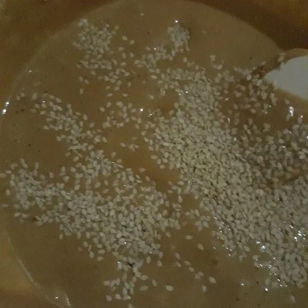 Taburi wijen diatasnya.