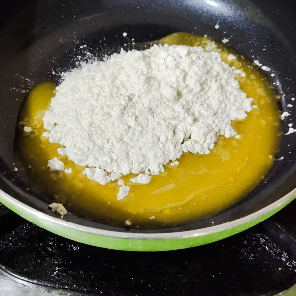 Masak mentega dan terigu serta kental manis sampai tercampur rata, lalu angkat dan dinginkan.