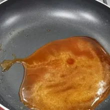 Masak gula dan air sampai berbuih, jangan diaduk. Kemudian masukkan butter dan garam.