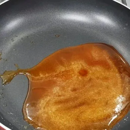 Masak gula dan air sampai berbuih, jangan diaduk. Kemudian masukkan butter dan garam.