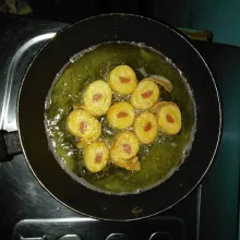 Panaskan minyak di dalam wajan. Goreng egg roll sampai kuning keemasan dan matang. Angkat dan sajikan.