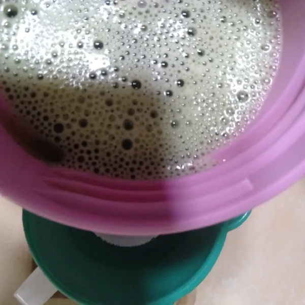 Blender pandan dengan air sebanyak 125 ml lalu saring.