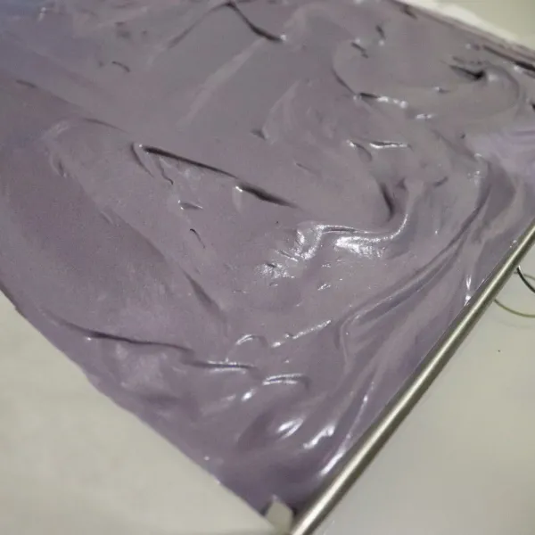 Siapkan loyang olesi mentega dan beri kertas roti, masukan adonan ke dalam loyang berukuran 32x2 cm.