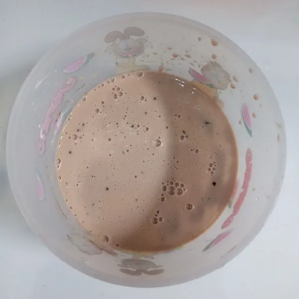 Kemudian tambahkan coklat bubuk. Aduk rata. Tutup menggunakan plastik wrap atau lap bersih. Diamkan selama 1 jam.