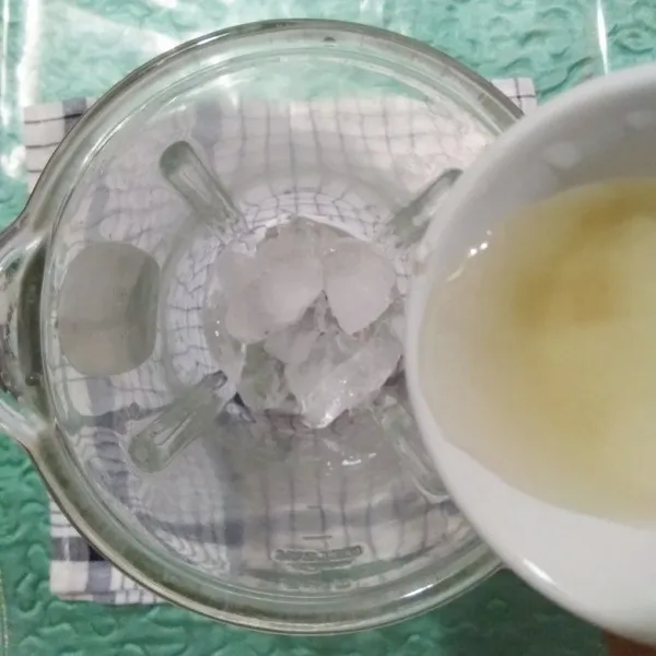 Masukkan sirup gula ke dalam gelas blender.