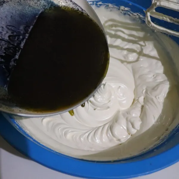 Masukan bahan C secara perlahan.