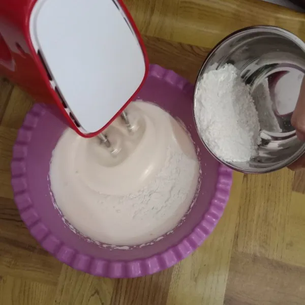 Ubah ke kecepatan paling rendah, masukkan tepung dan susu yang sudah diayak sedikit demi sedikit. Kocok sebentar saja.