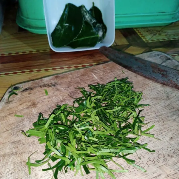 Iris tipIs daun jeruk dan sisihkan.