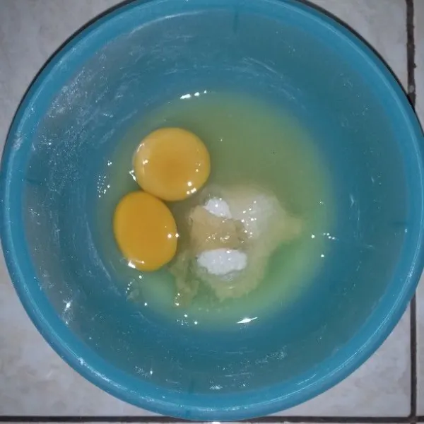 Mixer telur, gula dan sp dengan kecepatan tinggi hingga mengembang.