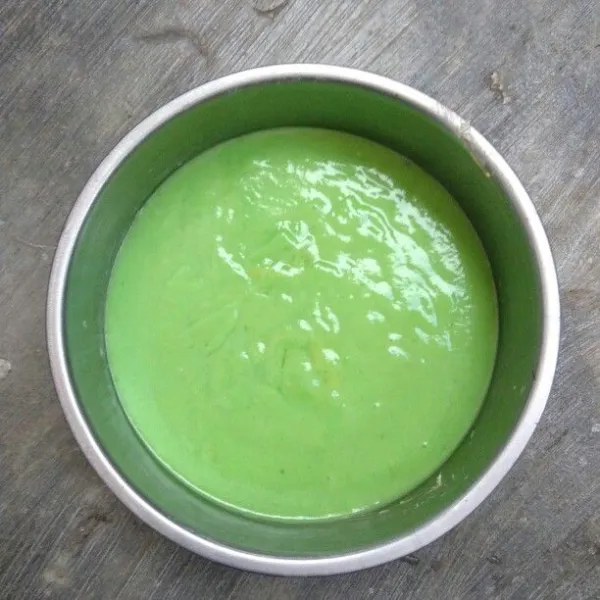 Siapkan loyang yang telah di oles margarin, kemudian tuangkan adonan ke dalam loyang.