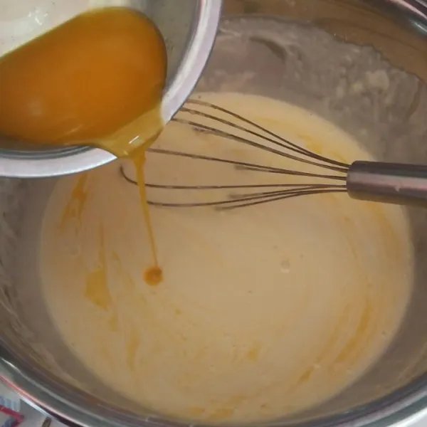 Terakhir masukkan soda kue dan margarin leleh, aduk hingga tercampur rata.