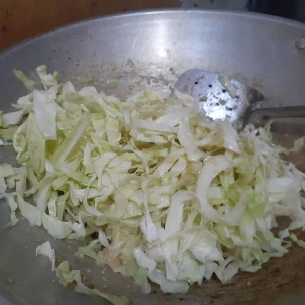 Di wajan tumisan masukan kol hingga layu, masukan garam, gula, dan merica.
