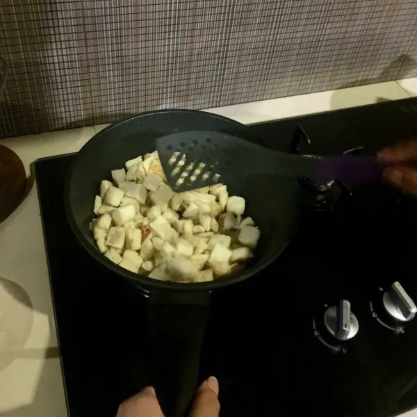 Potong dadu roti kemudian sangrai sampai keras dan kecoklatan, sisihkan.