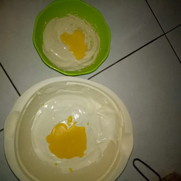 Beri margarin cair pada dua wadah adonan masing-masing. Aduk rata pakai spatula.