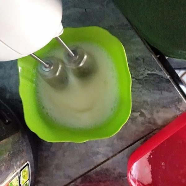 Kemudian mixer putih telur hingga mengembang, tambahkan gula sedikit demi sedikit, hingga mengembang.