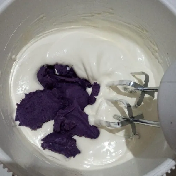 masukkan pasta ubi ungu dan sedikit pewarna ungu, kocok dengan kecepatan paling rendah hingga tercampur rata. tambahkan tepung terigu, kocok asal rata, matikan mixer.