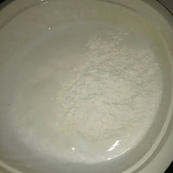Masukkan tepung terigu ke dalam wadah adonan sambil diayak. Mixer dengan speed rendah sampai tercampur rata.
