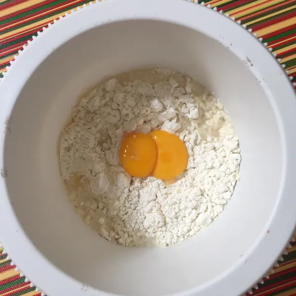 Campurkan tepung terigu, kuning telur dan air. Aduk sampai tercampur rata. Tutup dengan plastik dan  diamkan selama 6 jam.