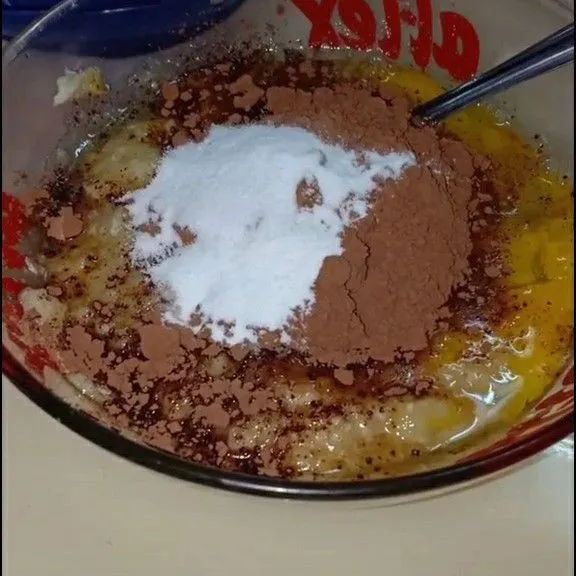 Masukkan telur, coklat bubuk, gula, baking powder dan garam. Aduk sampai rata.